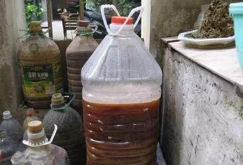  花生麸■节日期间，我们在家里做花肥，它充满了生育能力