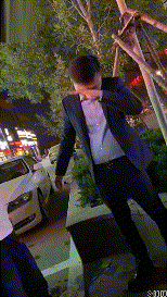  [搞笑]搞笑gif：这个不是不倒翁吗？怎么突然间倒了？难道是我太胖了吗？