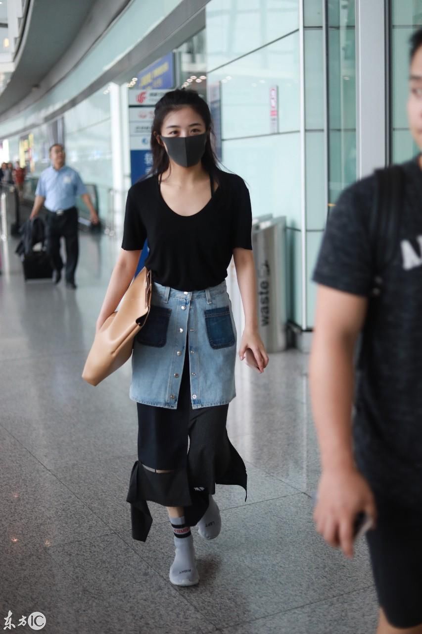 张含韵现身北京机场,身穿呆带T恤变身性感女神