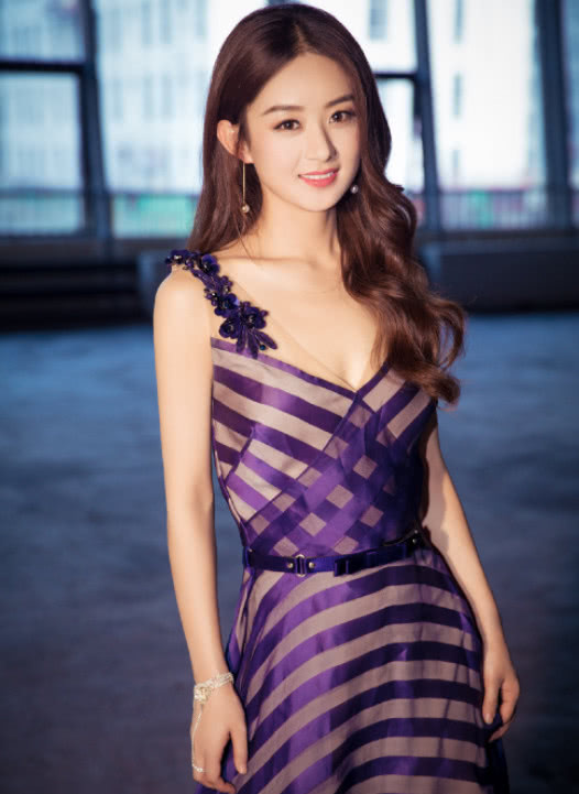 赵丽颖的裙子有玄机！静止时和展开时完全不同，真正的“孔雀裙”