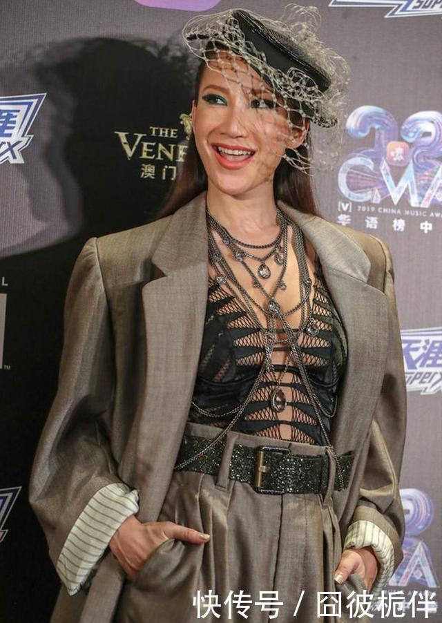 『开放』李玟真开放,西装里套透视装,内衣外穿真时髦,可惜颈纹破坏美感