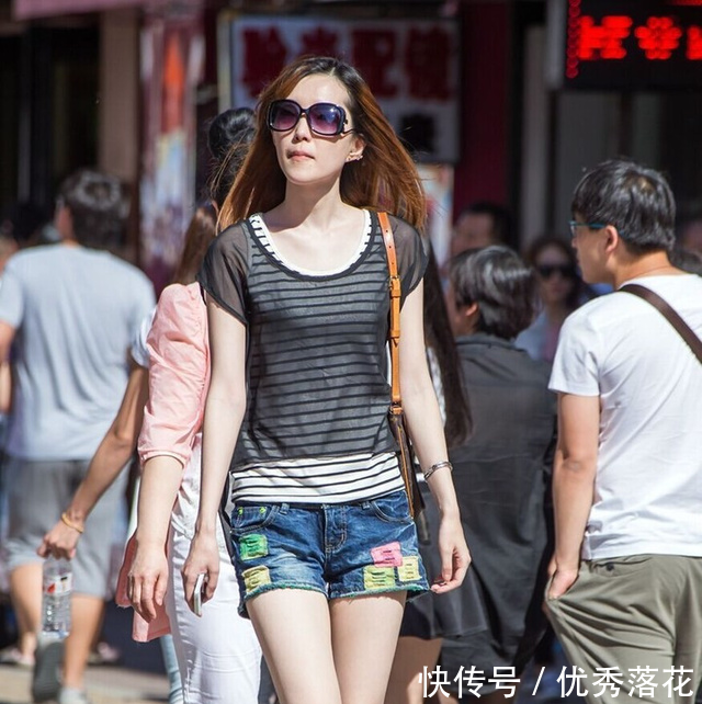 街拍火辣辣太阳下的性感美女，吊带紧身装秀出玲珑身段