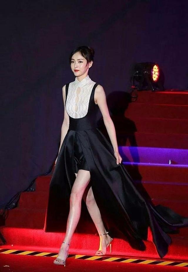 唐嫣又瘦了？“蚂蚁腰”惹人心疼，网友：还是好好吃饭吧！