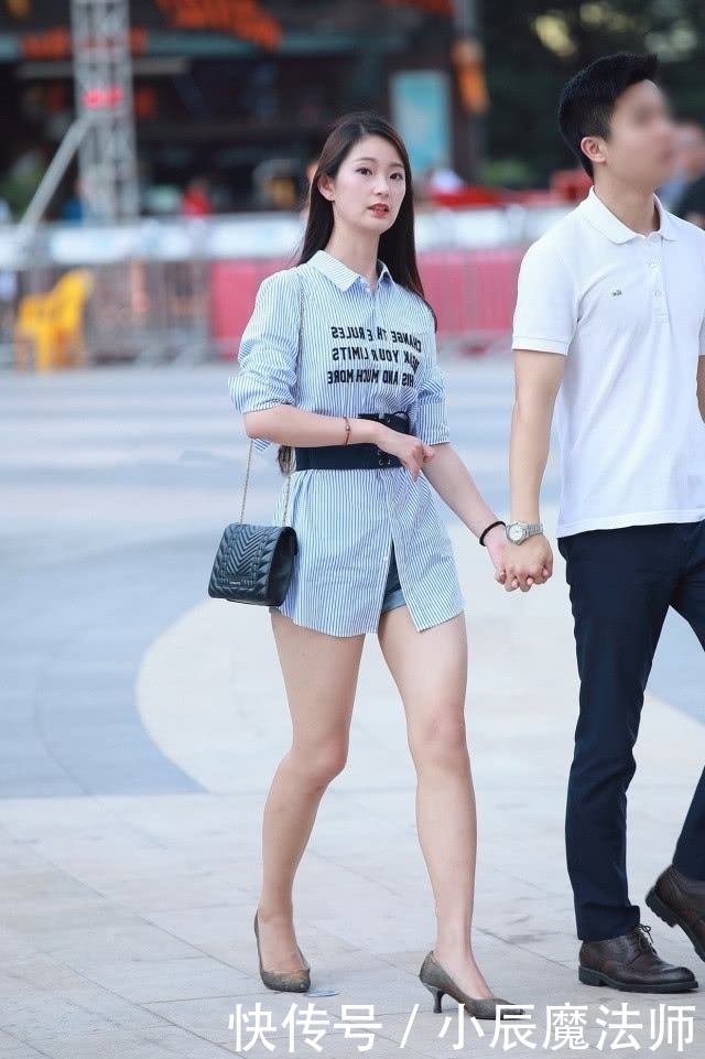  『小姐姐』路人街拍，小姐姐搭配黑色的破洞牛仔裤很显腿长，真的很美