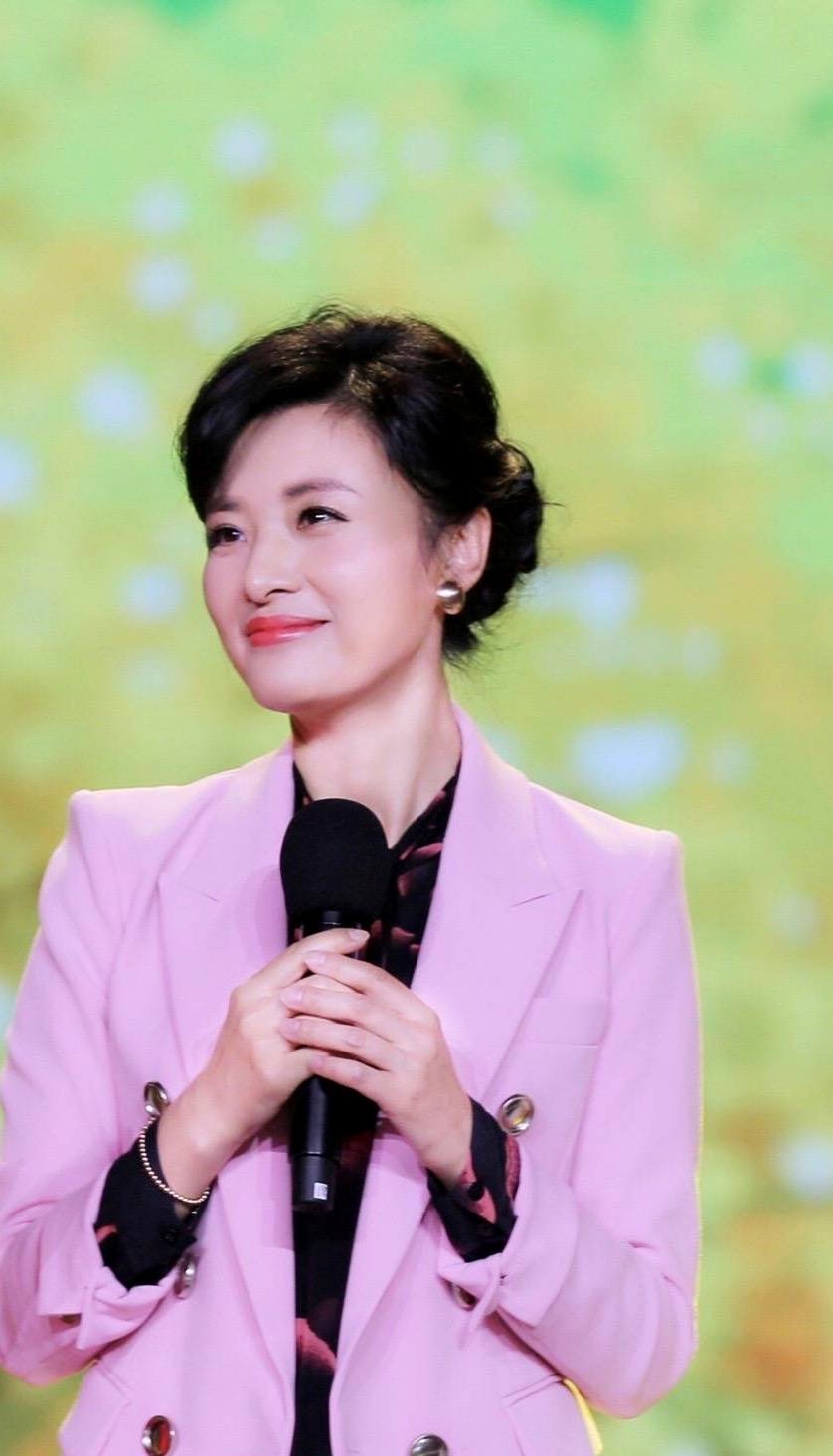  『以很好地』51岁周涛超有成熟女性魅力,黑色波点连衣裙穿搭,气质全开