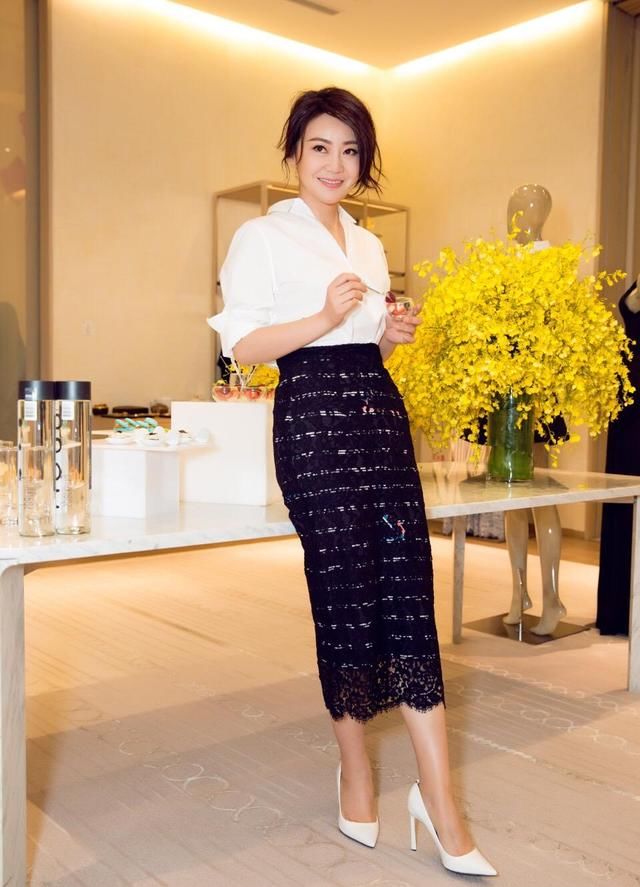 47岁闫妮厉害呀!穿了件别人不敢穿的吊带裙,网友:开挂般的时尚