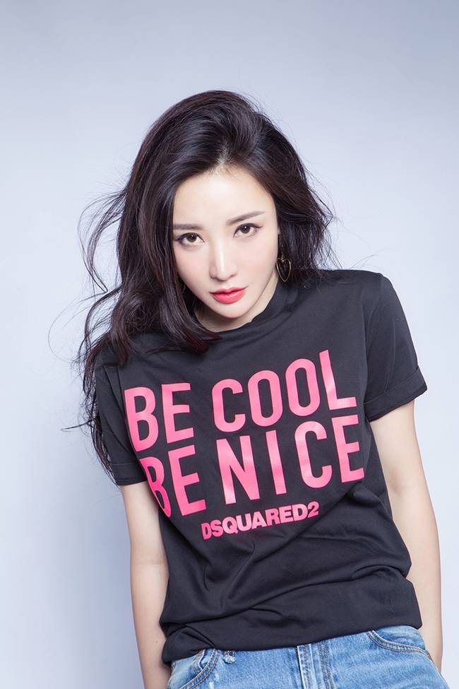 不只是性感!柳岩抱胸秀傲人上围卷发慵懒