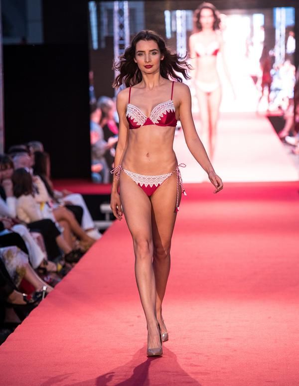 奔驰BFD时装周揭秘2019年比基尼元素潮流新趋势