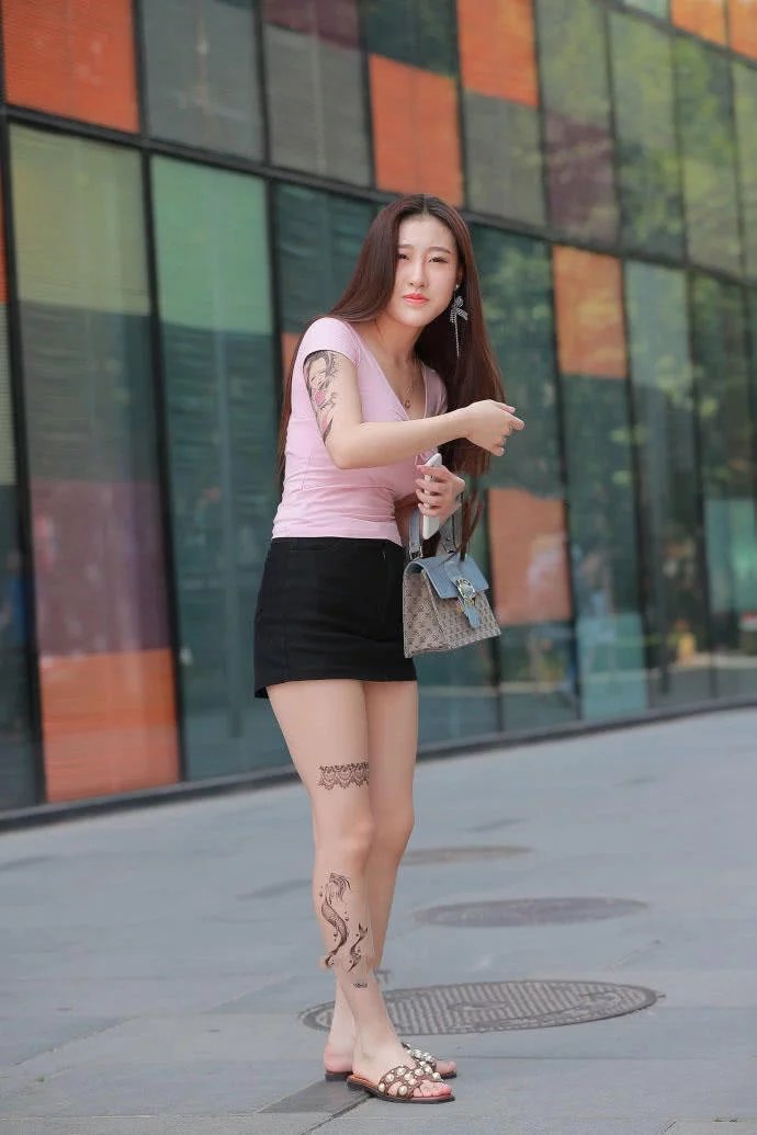 小姐姐小巧玲珑的身材非常可人，最亮眼的还是她大腿上纹的一个蕾