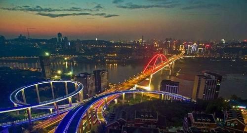  「看得人」重庆再现神操作，轻轨穿楼变“穿火锅”，景区也看得人流口水！