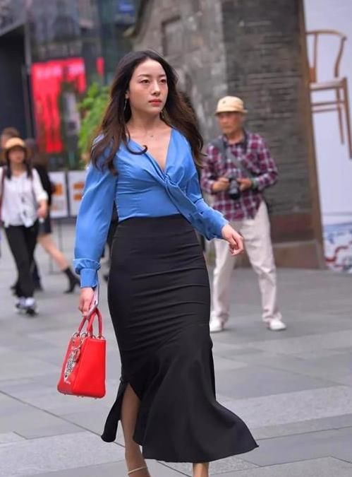  「气质」街拍：身材高挑的美女，一件黑色的连衣裙，时尚达人气质