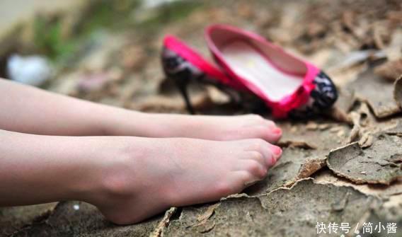 尖头细跟融入个性的拼接样式，不但彰显出时髦个性的造型感