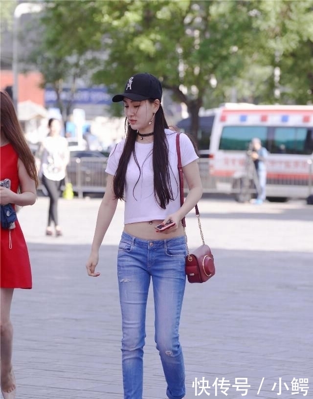  #露脐装#低腰紧身牛仔裤，搭配出露脐装，搭配一双内增高的运动鞋