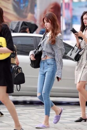 街拍：时尚的牛仔短裤美女，浑身充满了女人的魅力！