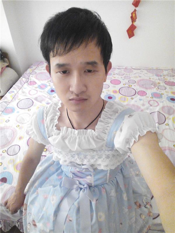 一个非常喜欢穿裙子的男孩，他是陈孝杰穿裙子