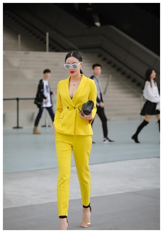 街拍:图1简单清爽穿搭，图2俏皮可爱连衣裙，图3性感紧身连衣裙