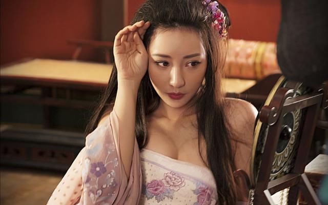 柳岩晒剧中美照，抹胸裙大秀身材，网友直呼：上面兜不住了！