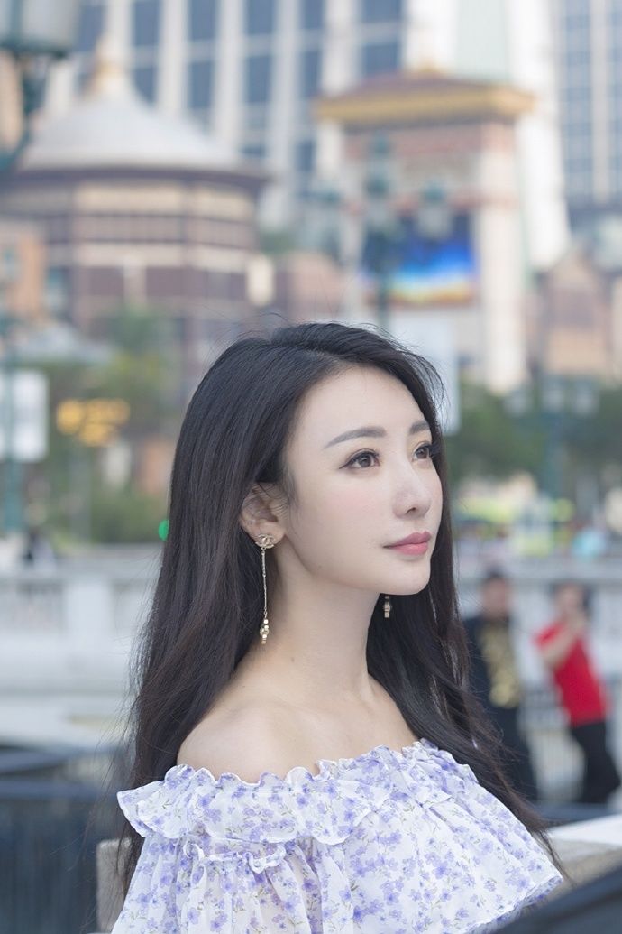 性感女神柳岩，紫色长裙温婉动人