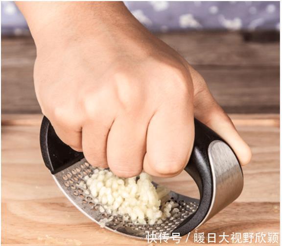  「做出来」做水煮鱼下锅前，别只会腌制，多加这关键一步，鲜嫩美味还嫩滑