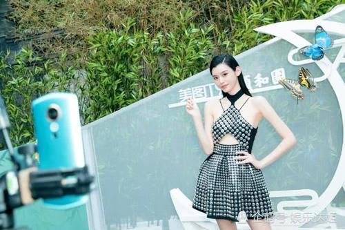 为了博得眼球也是豁出去了，奚梦瑶竟然在连衣裙胸下挖了洞