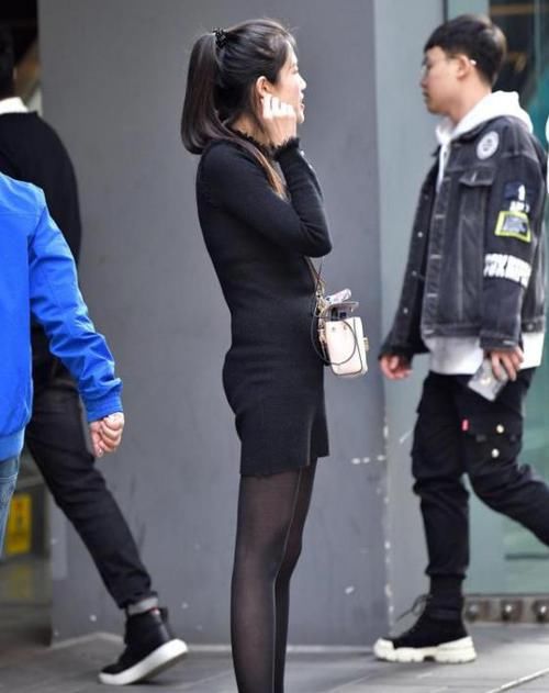  『粉色』街拍：面带笑容的美女，一条粉色连衣裙，时尚气质好身材