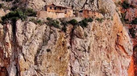 在世界上有一批奇怪的僧人，他们一生都住在悬崖峭壁上