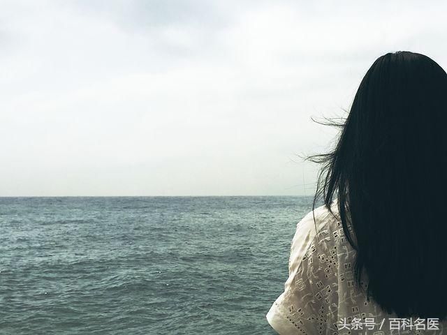 头发像草一样干枯毛糙,断裂爱分叉?可能是你爱做这4件事!