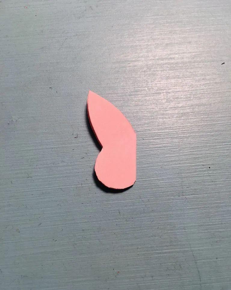墙面:用彩纸装饰墙面,纸艺蝴蝶爱心装饰墙教程