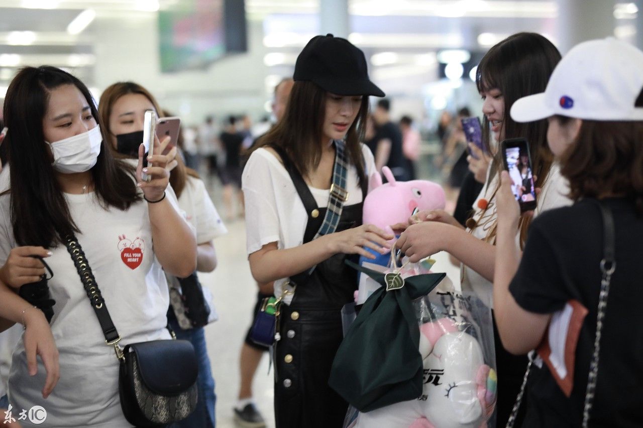 “富察皇后”秦岚素颜现身机场,脸这么大还这么美的也只有她了