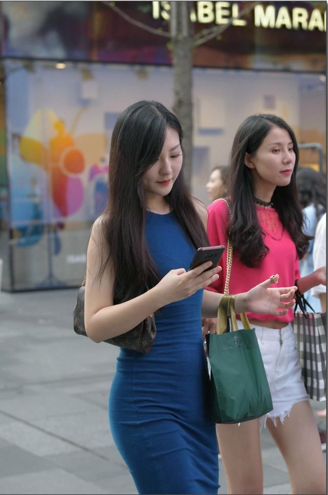  [身材]街拍：身材好还穿紧身，一看小姐姐就是性情中人