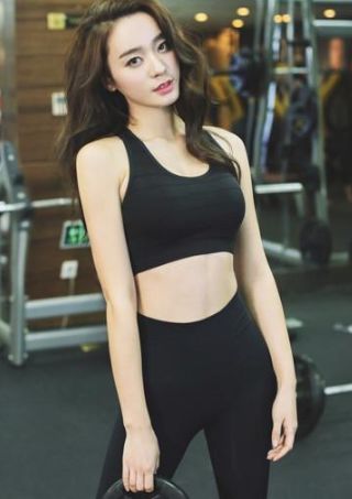 时尚街拍：舒服贴身的打底裤，展现出美女的傲人身姿，显得自信优