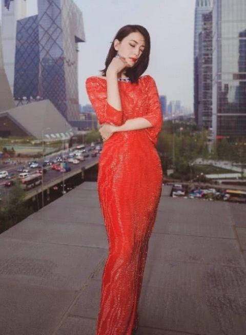 女神不愧是女神！高圆圆一身红裙大秀身材，蝴蝶骨最为抢镜