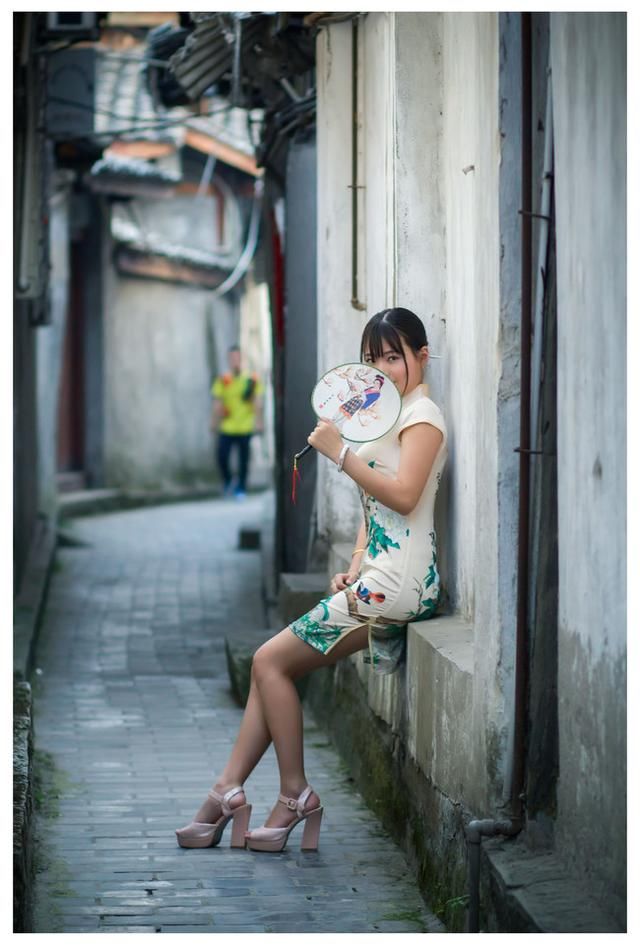 街拍:图八穿旗袍的美女最迷人，高贵典雅!