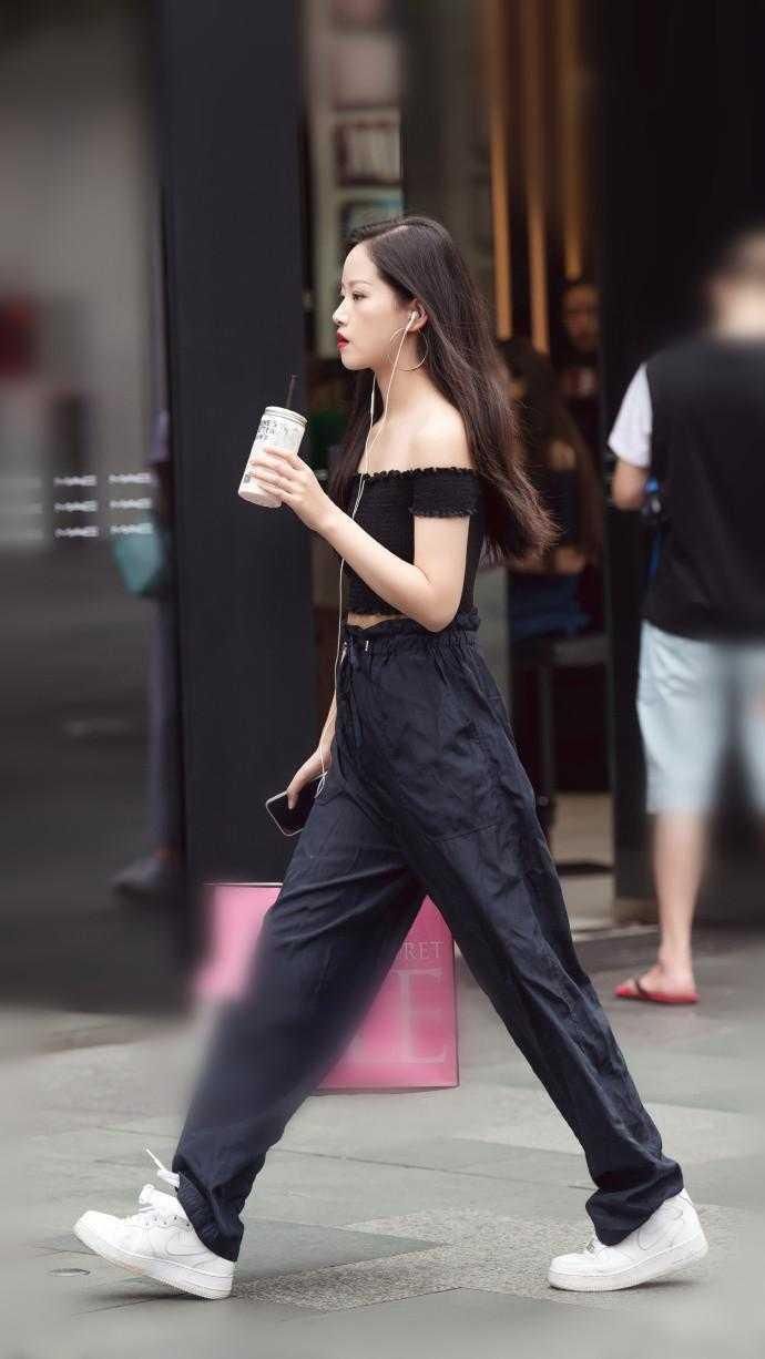 成都街拍: 喜欢第三位文静的女生, 可惜已有男朋友