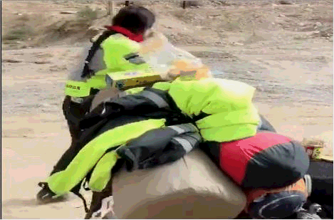 抖音“穷游姐”火了，野外必备食物，网友：给你吃出烫脚的味道