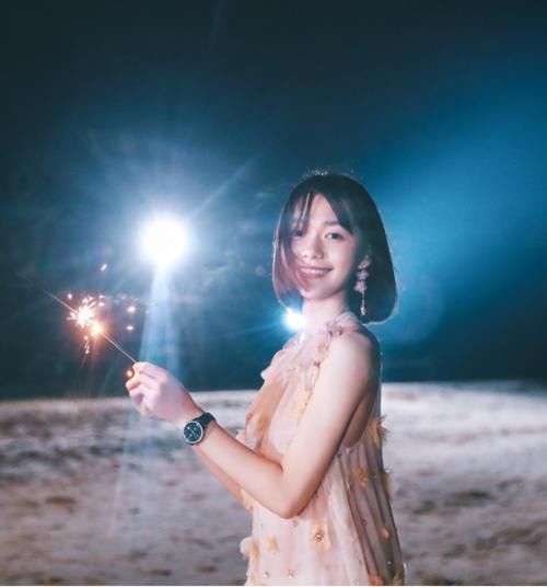  「段奥娟」段奥娟真是敢穿！穿一件白色短款小吊带，“巴掌腰”更是吸睛