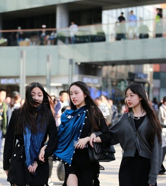 街拍桂林这边最养眼的风景莫过于长腿美女了！各种新潮服饰,露脐