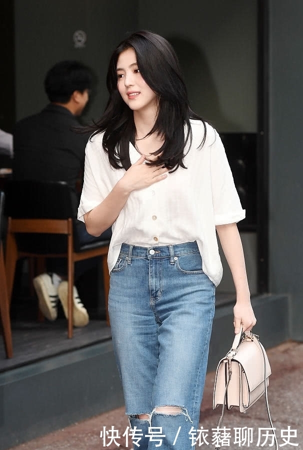  邻家：佳人韩素希打扮的如同邻家小妹，牛仔裤方头鞋清新自然