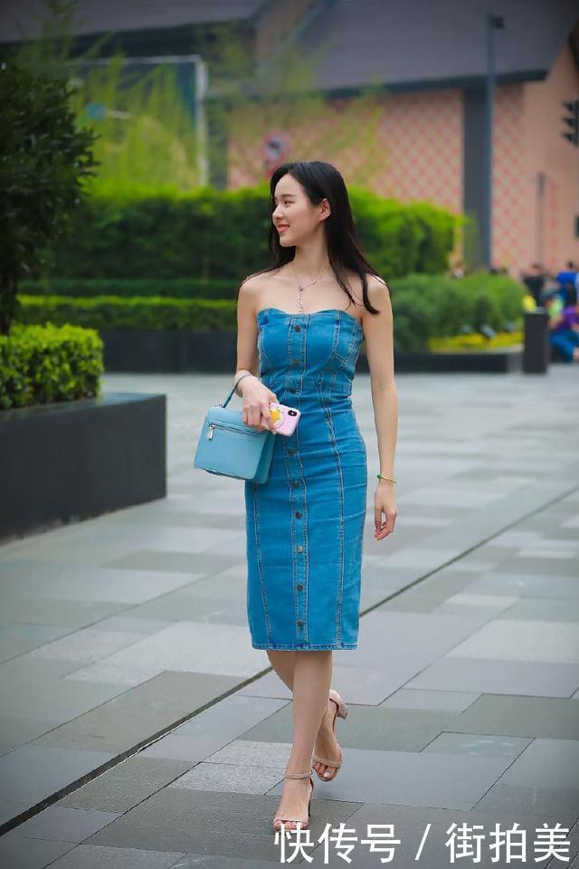 一字肩牛仔连衣裙，胸前的纽扣设计很别致，看过的人都觉得美！