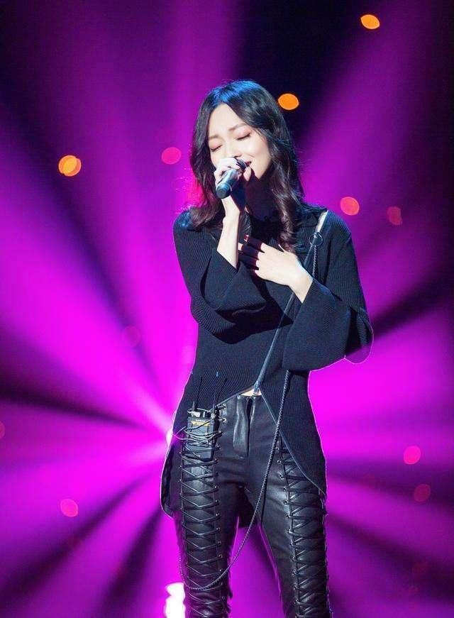 张韶涵把皮裤穿出了刘雯般的高级感，邓紫棋换上渔网裤效果也神奇