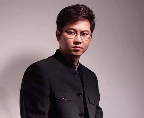  『辞职』情感专家的假面具：弃两任糟糠之妻，娶小16岁空姐，为何逼她辞职