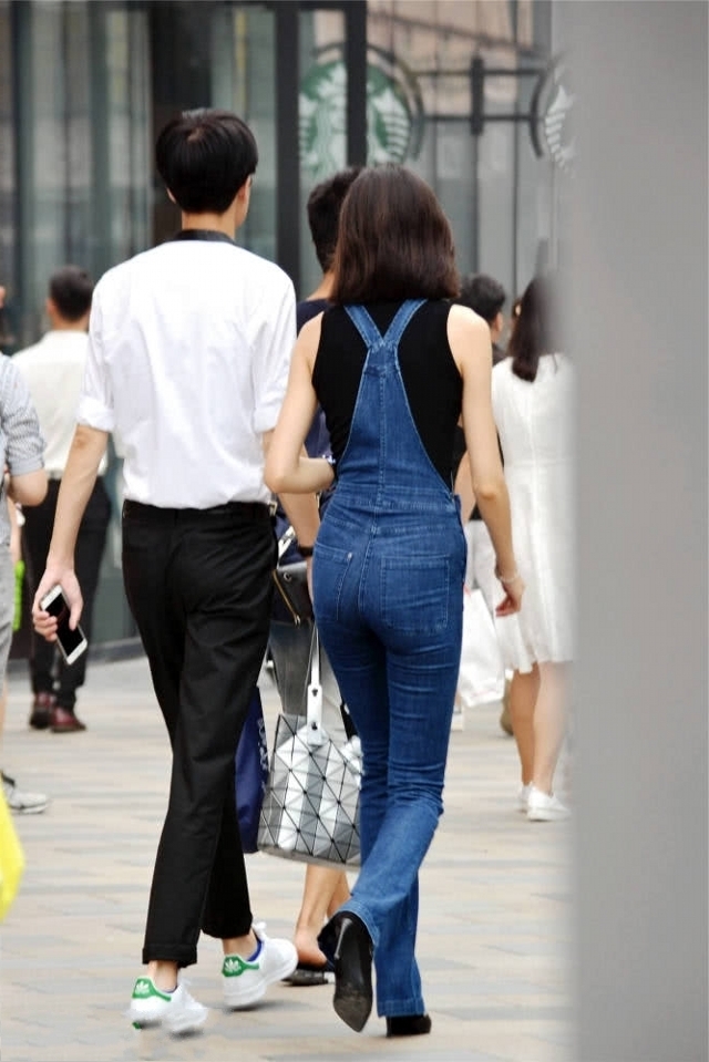 闺蜜|路人街拍,时尚闺蜜婀娜多姿,清凉又靓丽的搭配,很有看点