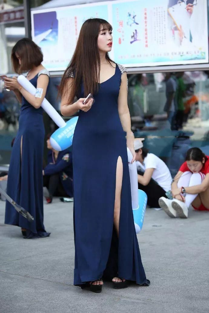 街拍:车展现场的开叉长裙美女，兼职模特