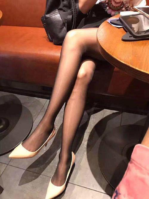 尖尖细高跟,勾勒出柔美的脚部曲线,更能衬出修长美腿!