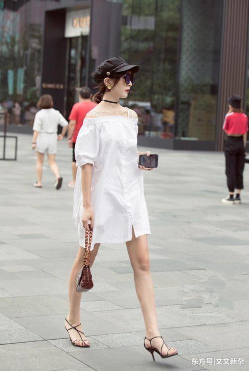 街拍：穿吊带短裙的小姐姐，性感与美貌并存，引人注目！