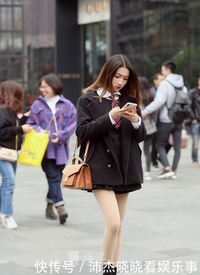  #美女#路人街拍，美女薄纱的披肩设计搭配吊带连衣裙，朦胧又浪漫