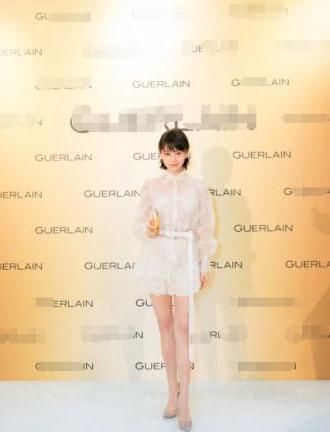 王子文穿薄纱衣套肚兜，上半身满分，网友：腿长一米七更博眼球