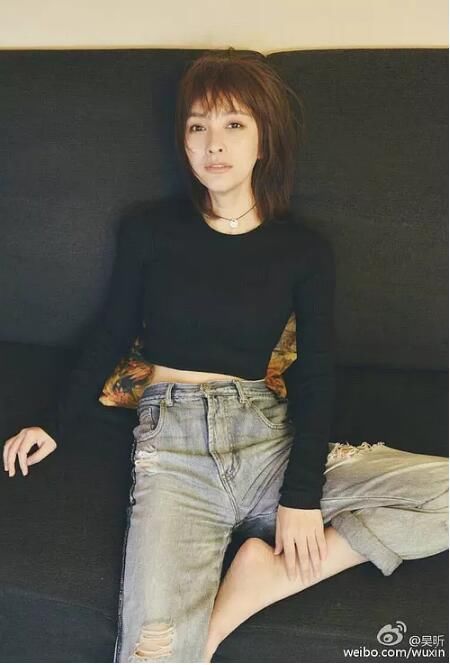 吴昕全身穿满潮牌，却因裤子被说很尴尬