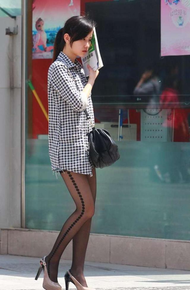 文静小姐姐身穿长款衬衣搭配黑色丝袜，尽显女性成熟魅力