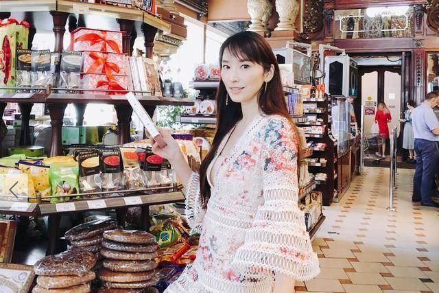 吴佩慈除了会秀腿，穿衣还真是一般！网友：看腿就够了！